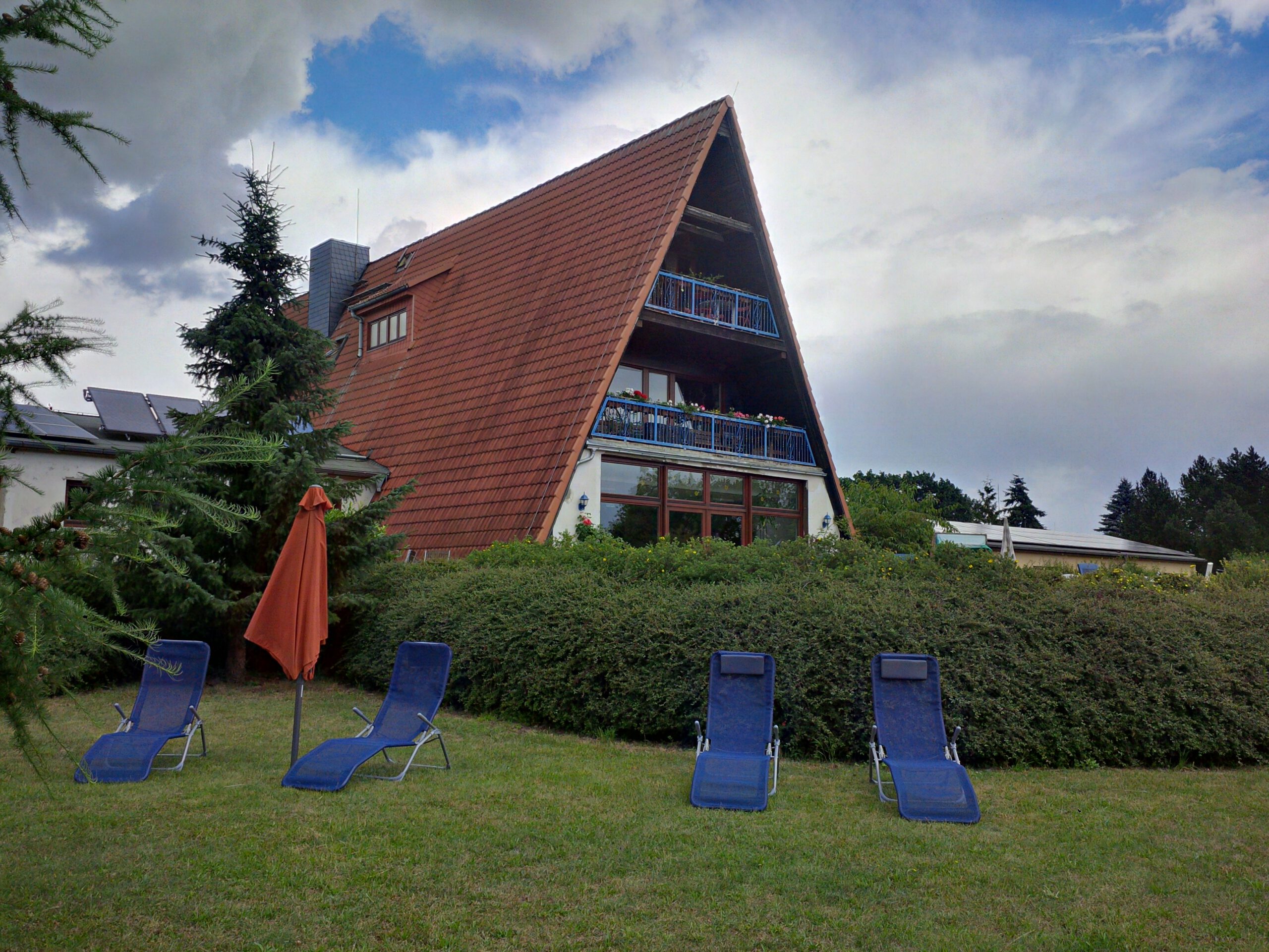 Das Haus vom Garten aus gesehen